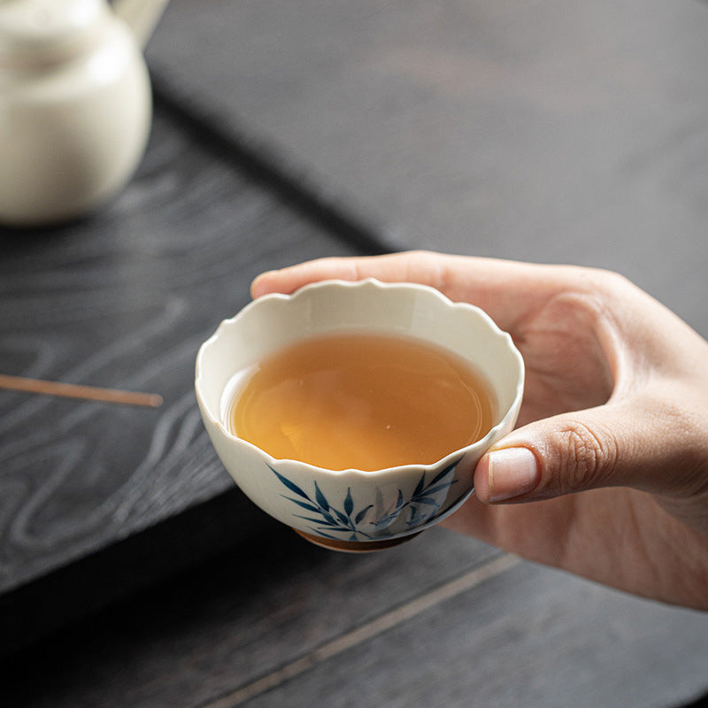 Petite tasse à thé en céramique à feuilles de bambou bleues pour les rituels du thé Kung Fu