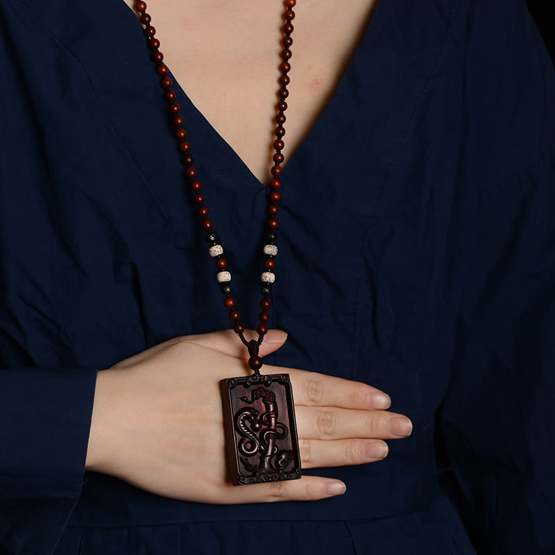 Collier du zodiaque chinois en bois de santal rouge à petites feuilles pour le calme