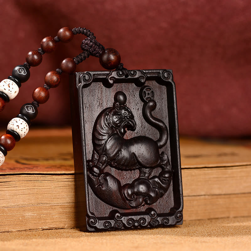 Collier du zodiaque chinois en bois de santal rouge à petites feuilles pour le calme