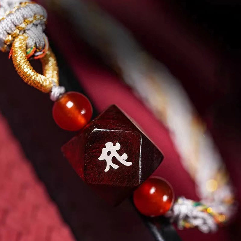 Bracelet de protection du zodiaque chinois en bois de santal rouge à petites feuilles