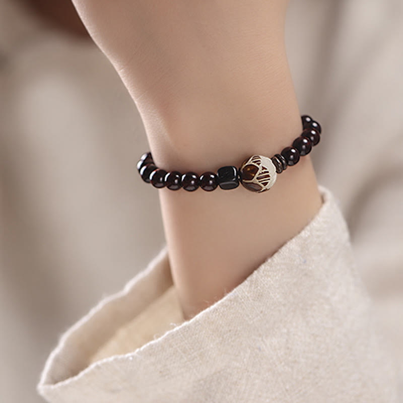 Bracelet de protection en bois de santal rouge à petites feuilles de lotus 6 mm