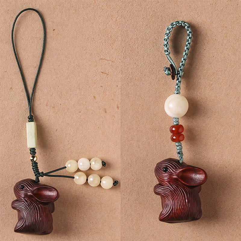 Porte-clés porte-bonheur lapin en bois de santal rouge à petites feuilles | Breloque de protection