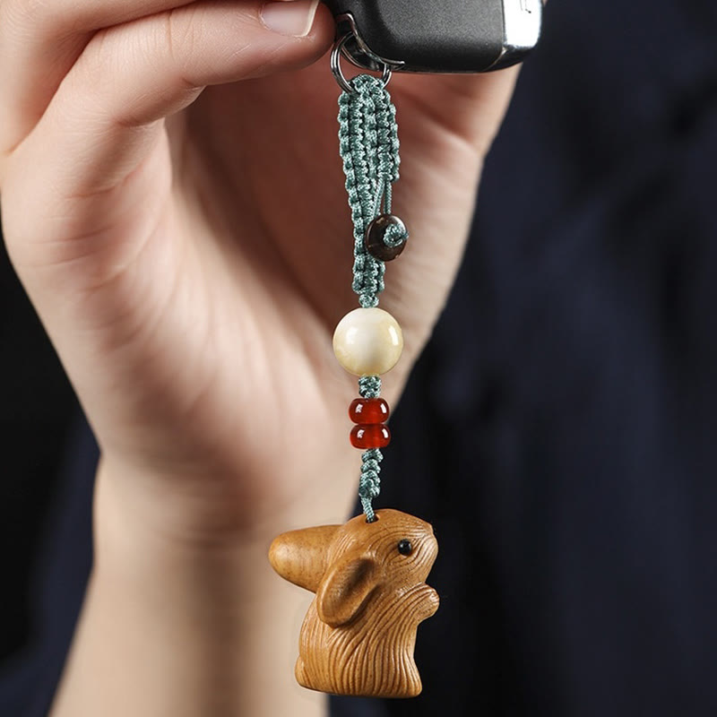 Porte-clés porte-bonheur lapin en bois de santal rouge à petites feuilles | Breloque de protection