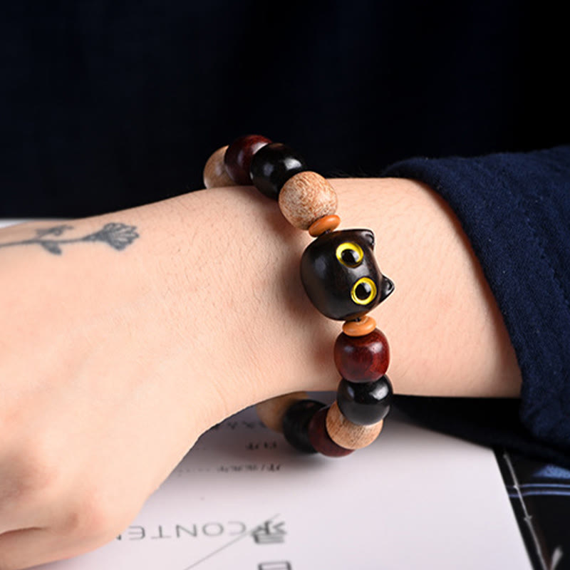 Bracelet de protection en bois de santal rouge à petites feuilles avec gravure de chat mignon