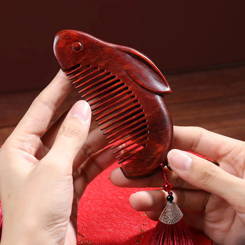 Peigne apaisant en bois de santal rouge à petites feuilles avec coffret cadeau en forme de lapin mignon