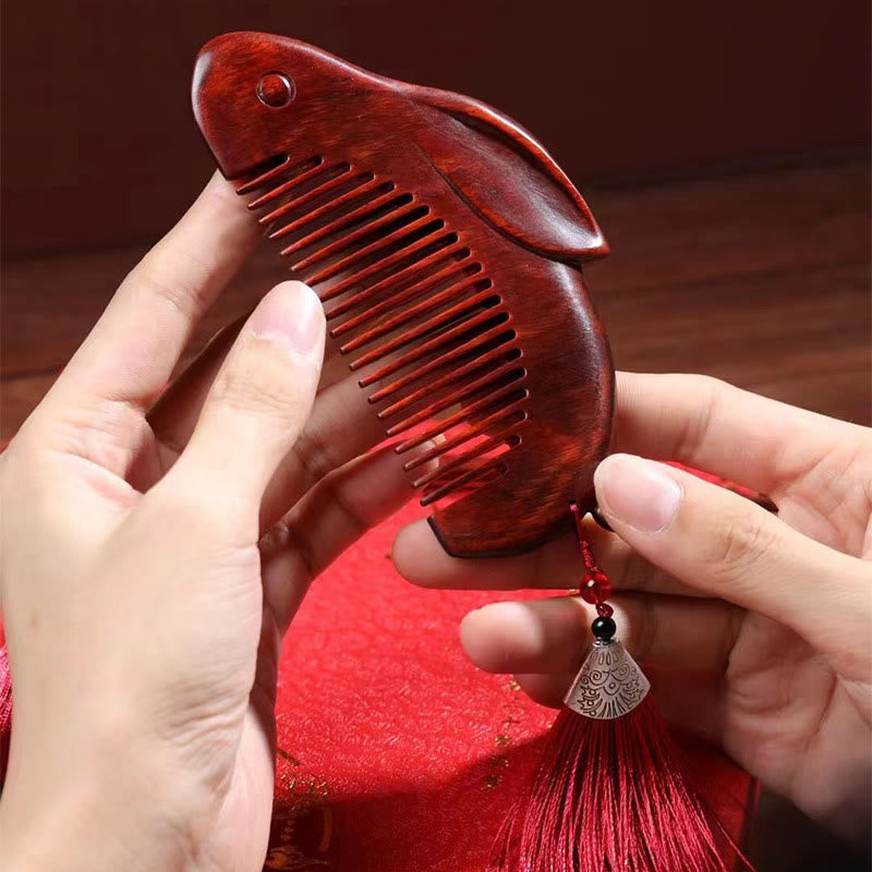 Peigne apaisant en bois de santal rouge à petites feuilles avec coffret cadeau en forme de lapin mignon