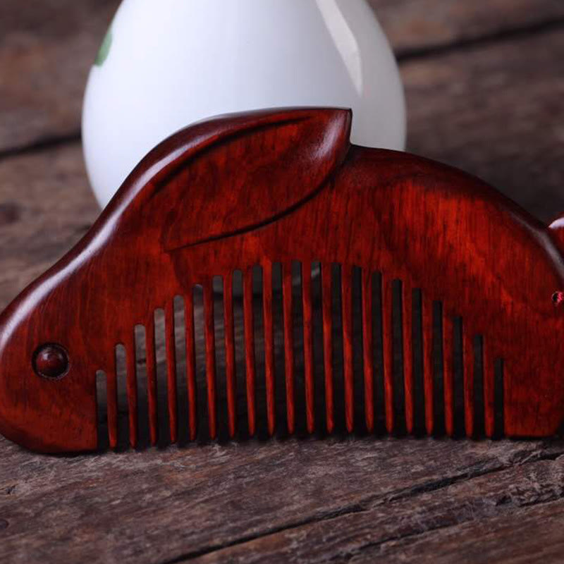 Peigne apaisant en bois de santal rouge à petites feuilles avec coffret cadeau en forme de lapin mignon