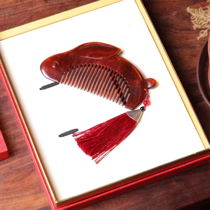 Peigne apaisant en bois de santal rouge à petites feuilles avec coffret cadeau en forme de lapin mignon