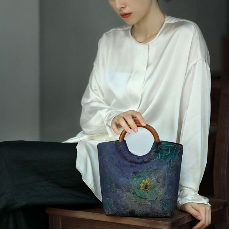 Sac à main bleu-violet avec poignée en bois massif et motif pivoine et oiseau en bambou