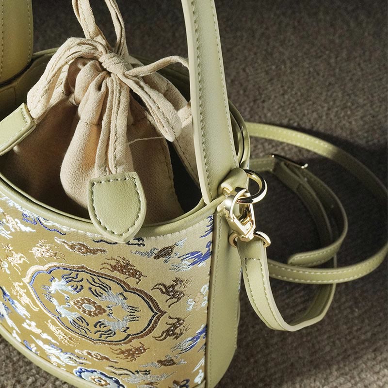 Sac bandoulière en brocart de soie et cerf pour l'harmonie spirituelle