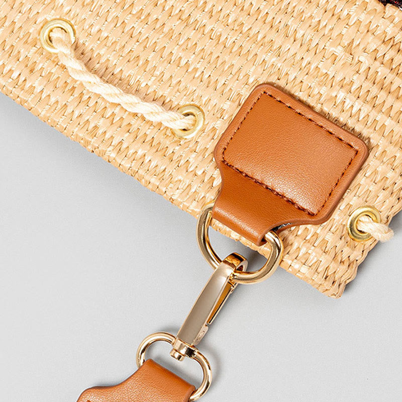 Sac seau géométrique en paille tissée avec pompons pour la plage