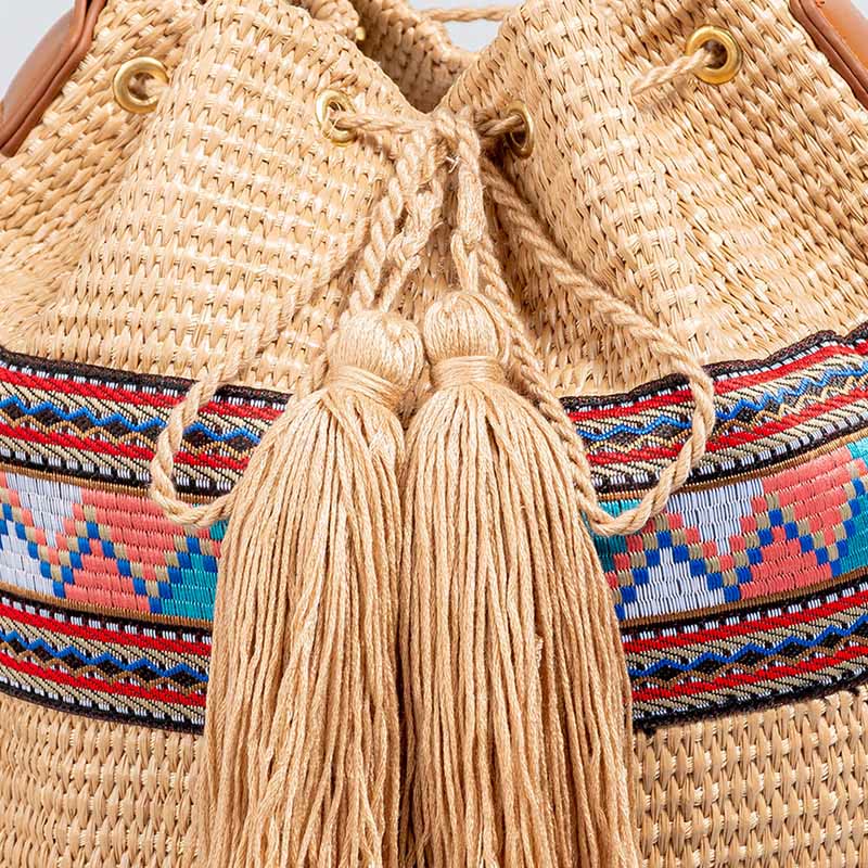 Sac seau géométrique en paille tissée avec pompons pour la plage