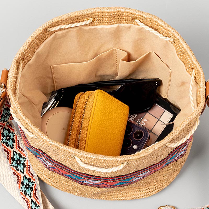 Sac seau géométrique en paille tissée avec pompons pour la plage