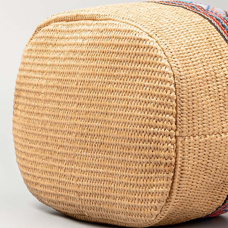Sac seau géométrique en paille tissée avec pompons pour la plage