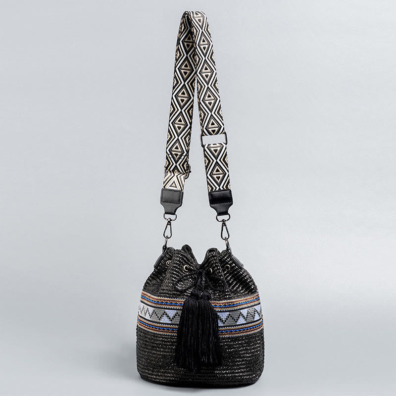 Sac seau géométrique en paille tissée avec pompons pour la plage