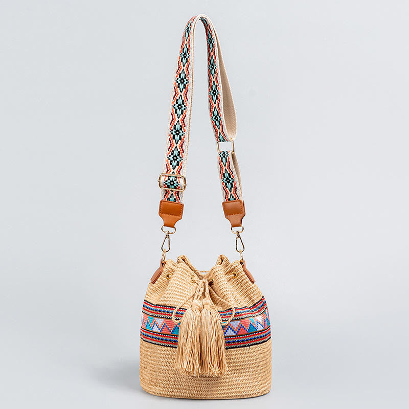 Sac seau géométrique en paille tissée avec pompons pour la plage