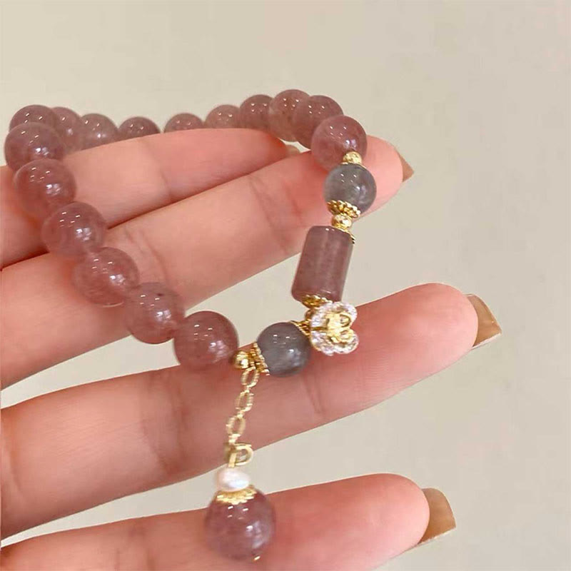 Bracelet à breloques en quartz fraise avec fleur en zircon pour l'amour