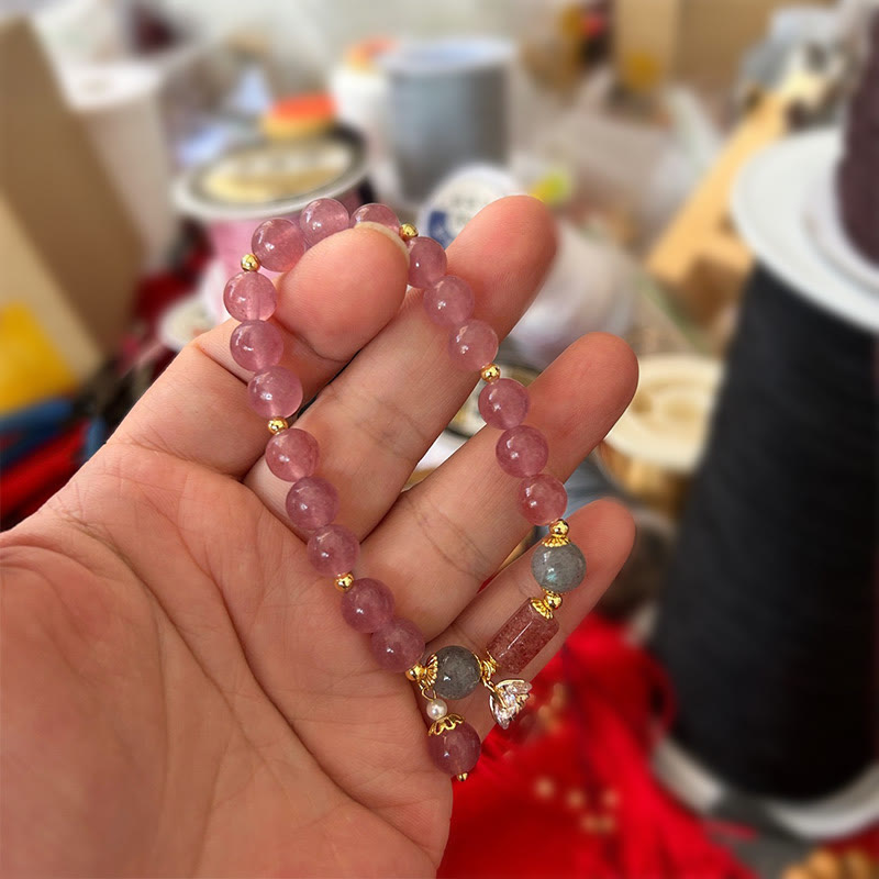 Bracelet à breloques en quartz fraise avec fleur en zircon pour l'amour