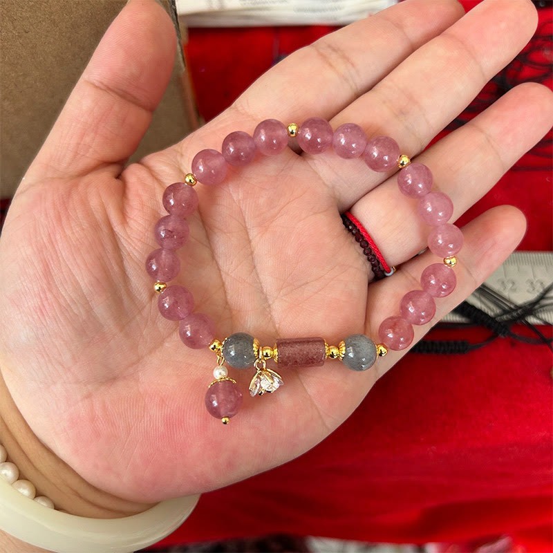 Bracelet à breloques en quartz fraise avec fleur en zircon pour l'amour