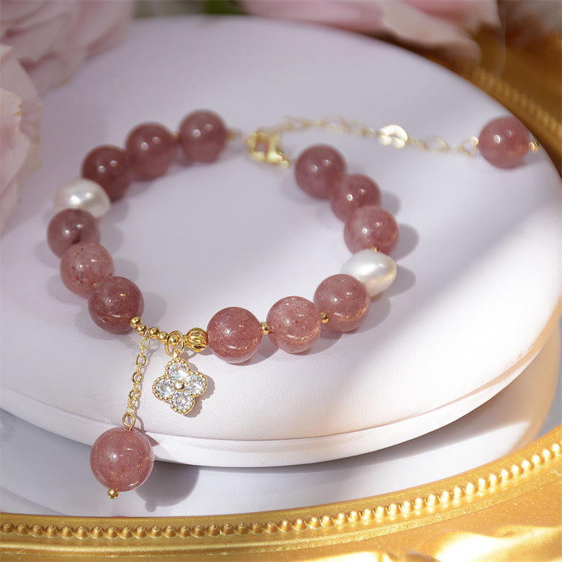 Bracelet Love en quartz fraise avec perle et breloque trèfle à quatre feuilles