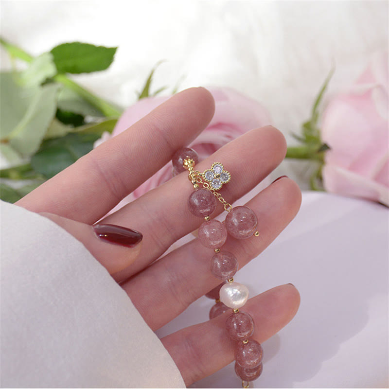 Bracelet Love en quartz fraise avec perle et breloque trèfle à quatre feuilles