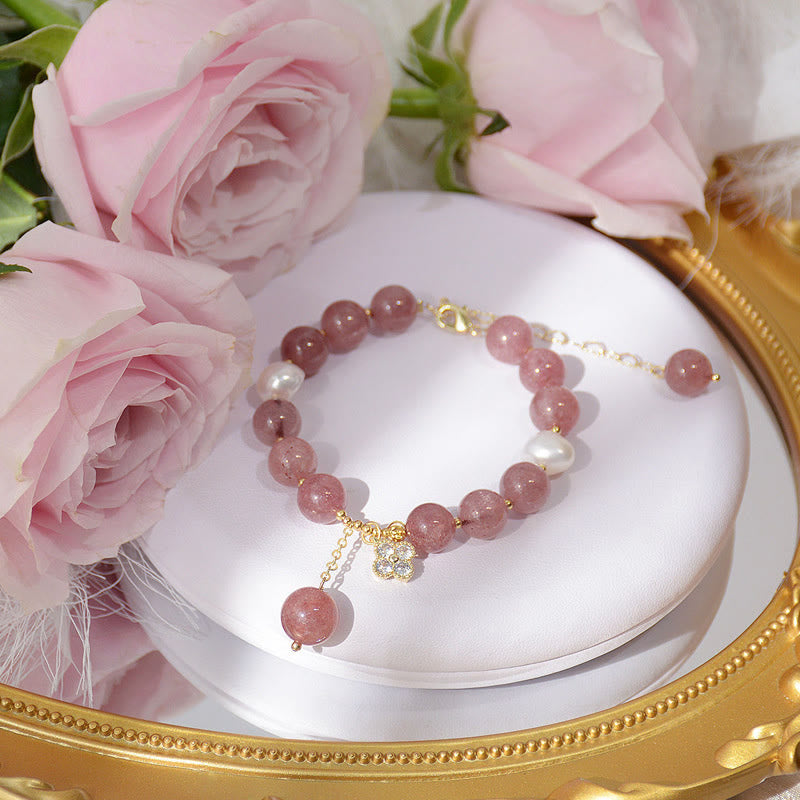 Bracelet Love en quartz fraise avec perle et breloque trèfle à quatre feuilles
