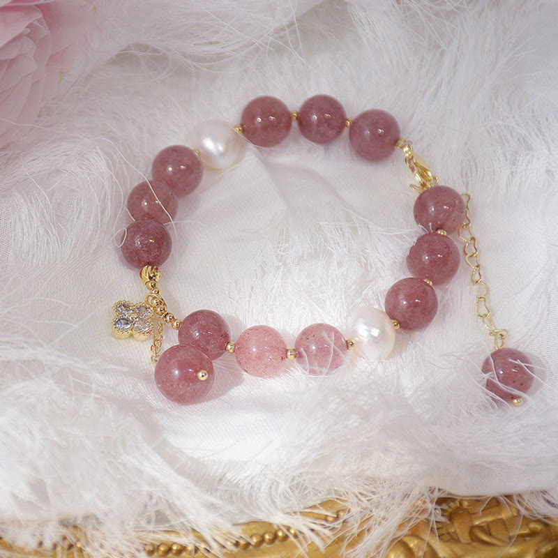 Bracelet Love en quartz fraise avec perle et breloque trèfle à quatre feuilles