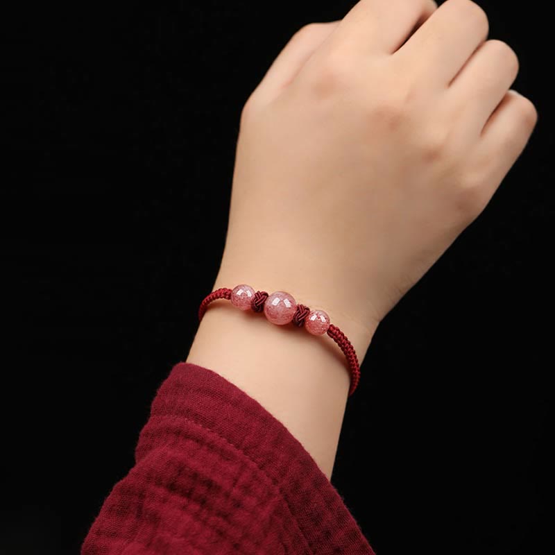 Bracelet d'amour en quartz fraise avec protection en fil rouge
