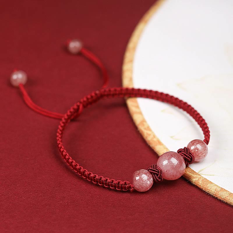 Bracelet d'amour en quartz fraise avec protection en fil rouge