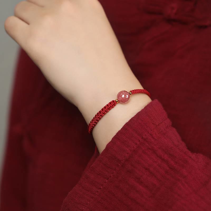 Bracelet d'amour en quartz fraise avec protection en fil rouge