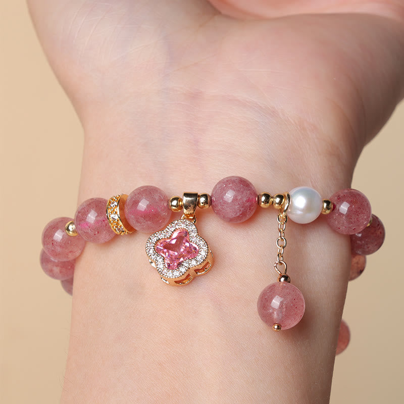 Bracelet d'amour en perles de quartz fraise et trèfle à quatre feuilles