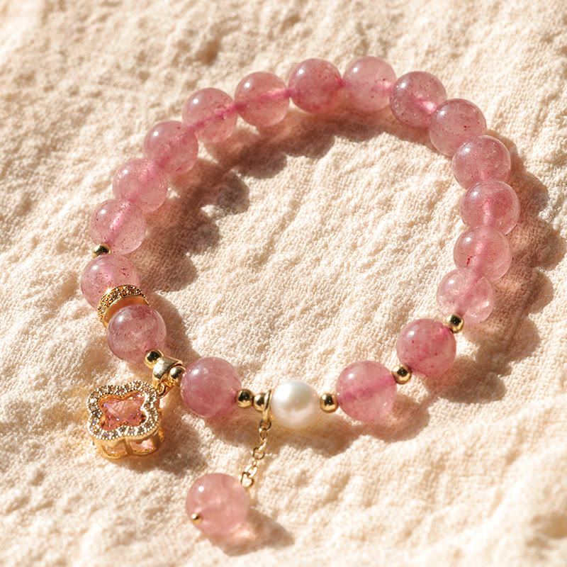 Bracelet d'amour en perles de quartz fraise et trèfle à quatre feuilles
