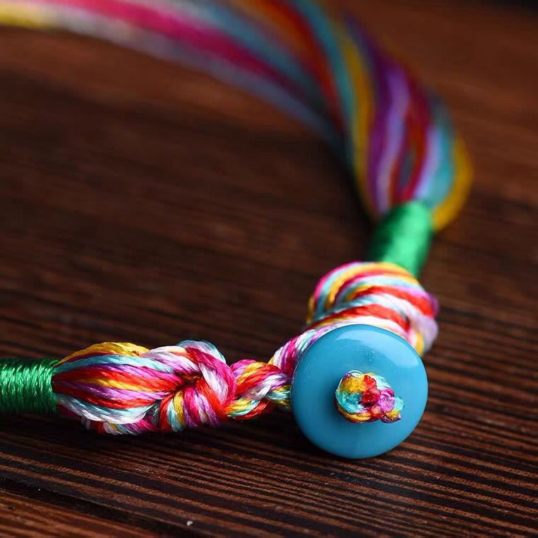 Bracelet de protection tibétain à cinq fils colorés et fil rouge