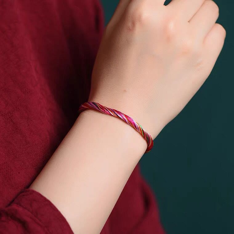 Bracelet de protection tibétain à cinq fils colorés et fil rouge