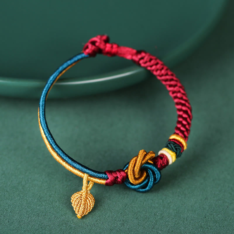 Bracelet tibétain en fil rouge avec nœud mandala et feuille porte-bonheur
