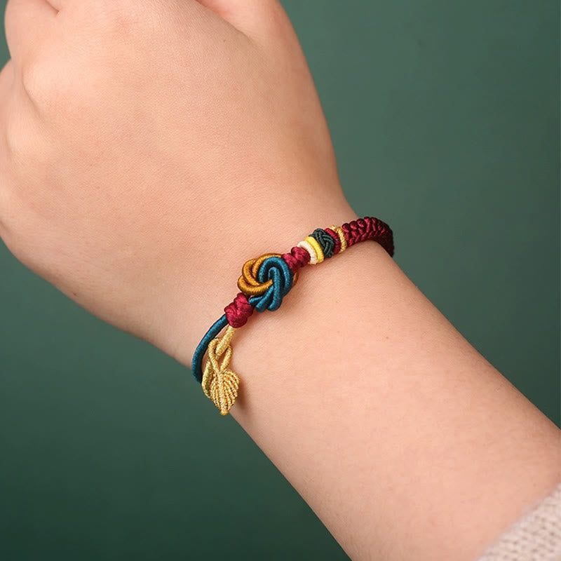 Bracelet tibétain en fil rouge avec nœud mandala et feuille porte-bonheur