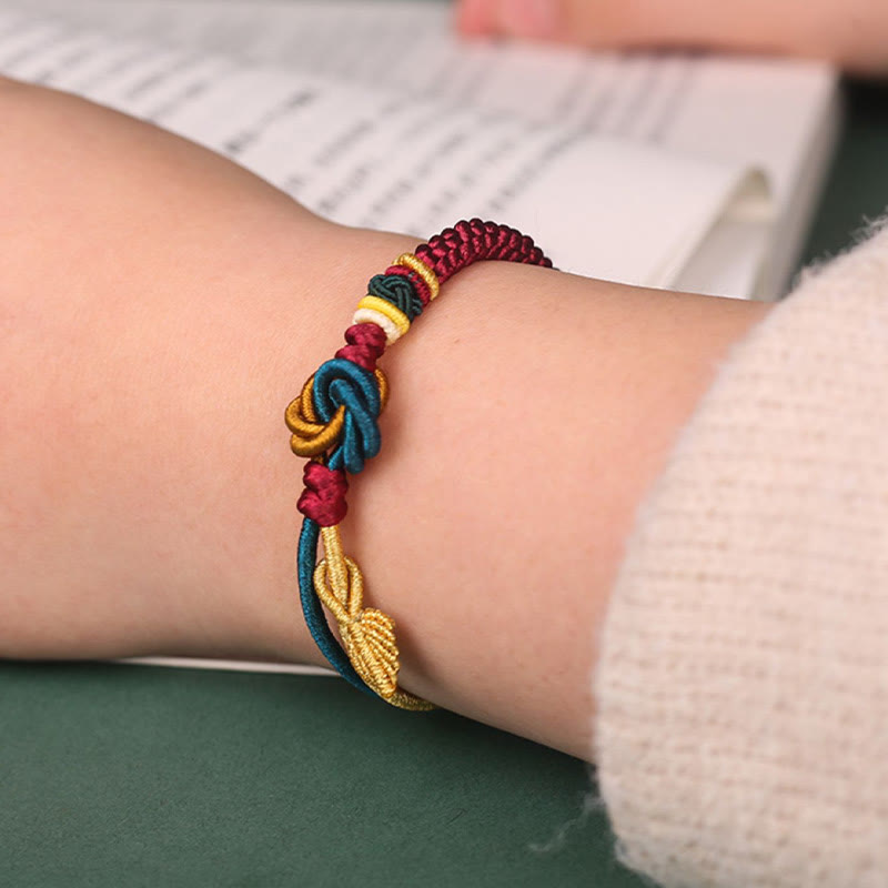 Bracelet tibétain en fil rouge avec nœud mandala et feuille porte-bonheur