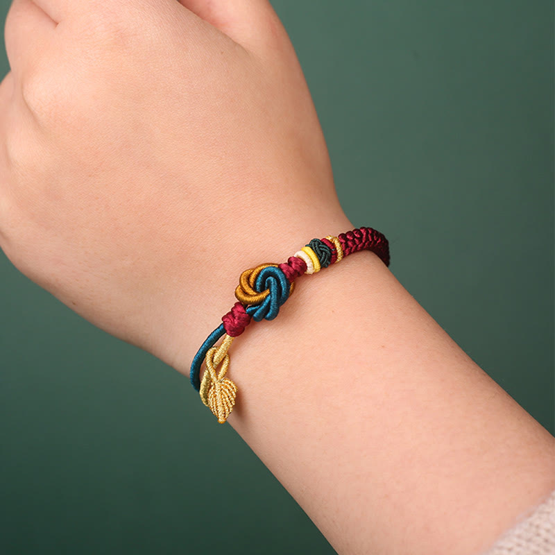 Bracelet tibétain en fil rouge avec nœud mandala et feuille porte-bonheur
