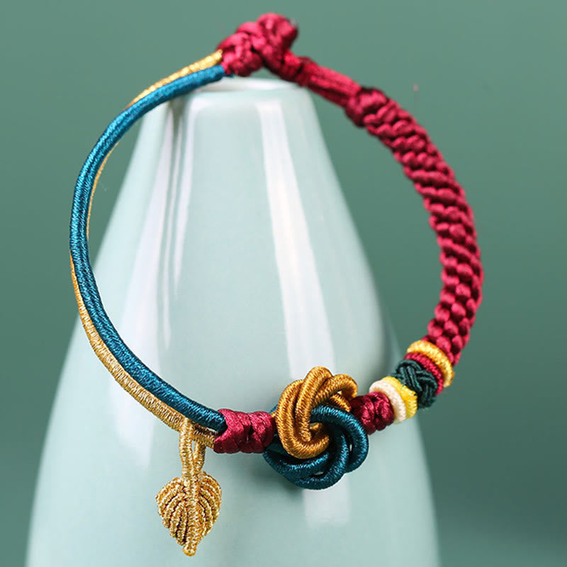 Bracelet tibétain en fil rouge avec nœud mandala et feuille porte-bonheur