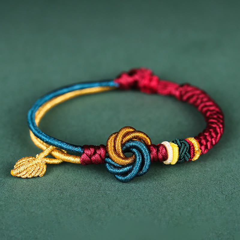 Bracelet tibétain en fil rouge avec nœud mandala et feuille porte-bonheur