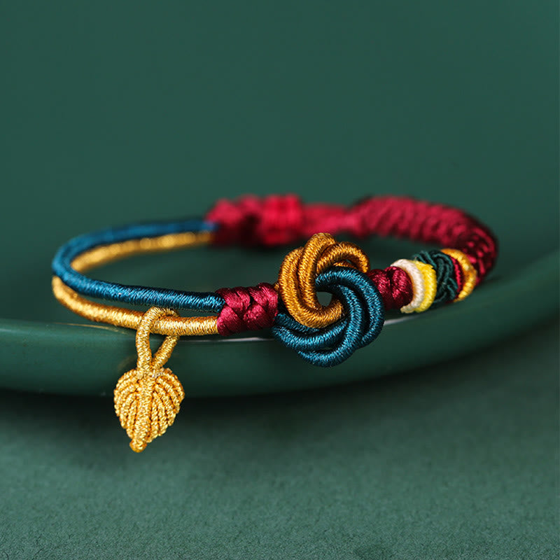 Bracelet tibétain en fil rouge avec nœud mandala et feuille porte-bonheur