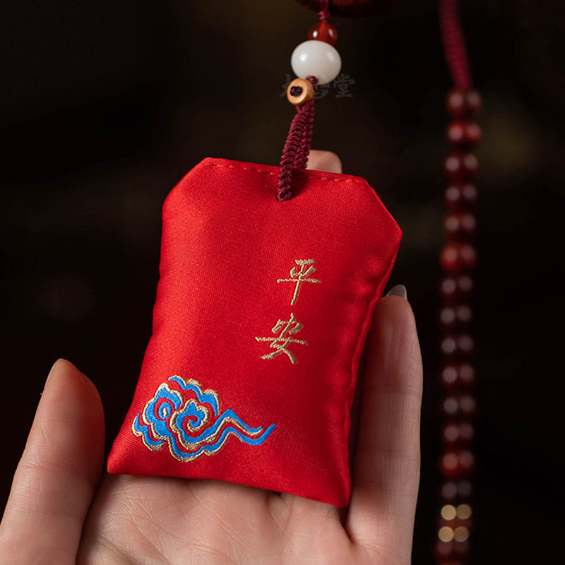 Décoration de voiture à suspendre en sachet de lotus en bois de santal rouge tibétain