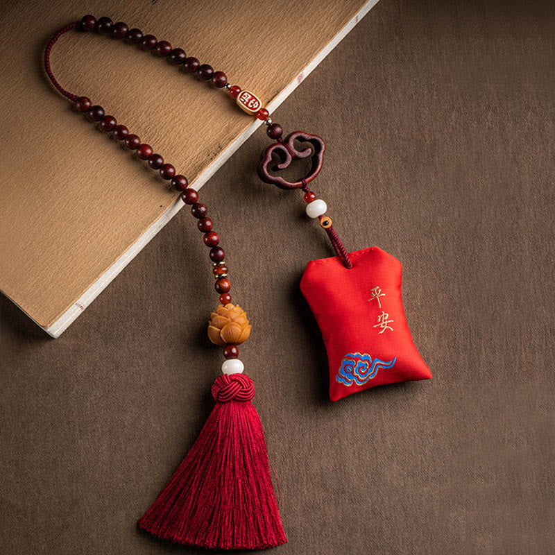 Décoration de voiture à suspendre en sachet de lotus en bois de santal rouge tibétain