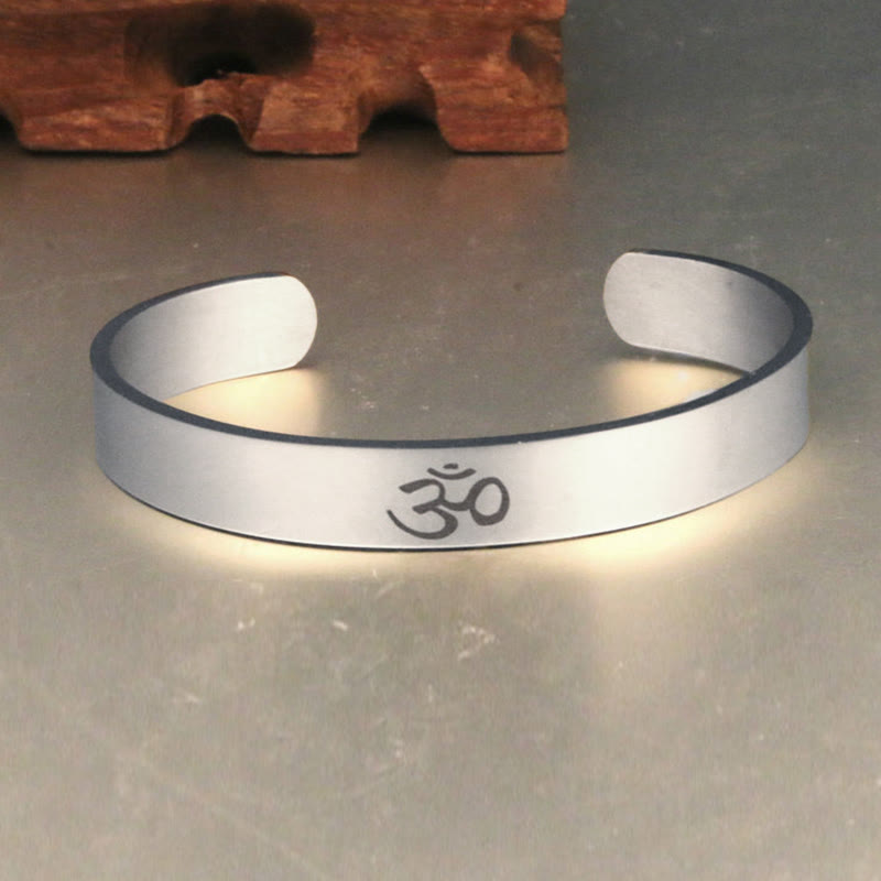 Bracelet manchette en acier titane avec symbole OM et pleine conscience
