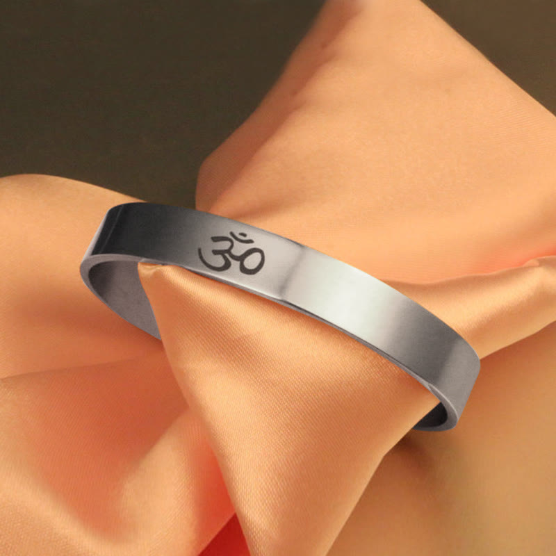 Bracelet manchette en acier titane avec symbole OM et pleine conscience