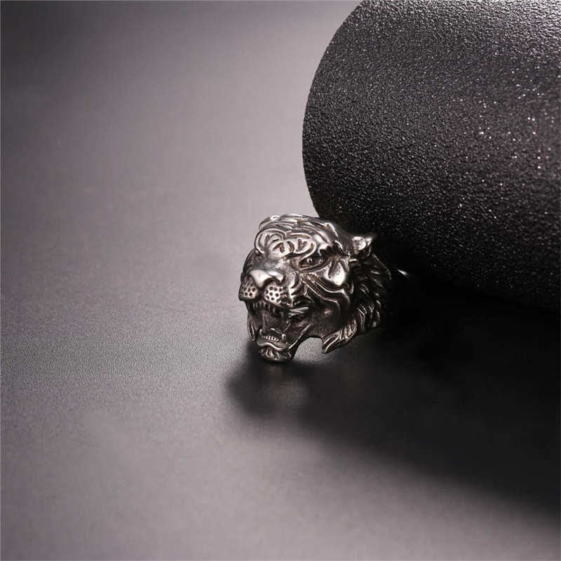 Bague tête de tigre en acier titane pour l'équilibre et l'énergie calme