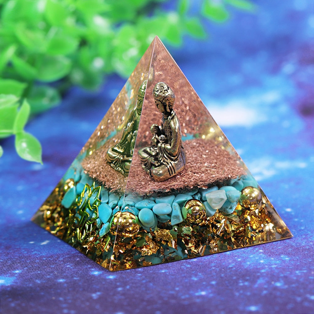 Pyramide d'orgone turquoise Bouddha tranquille