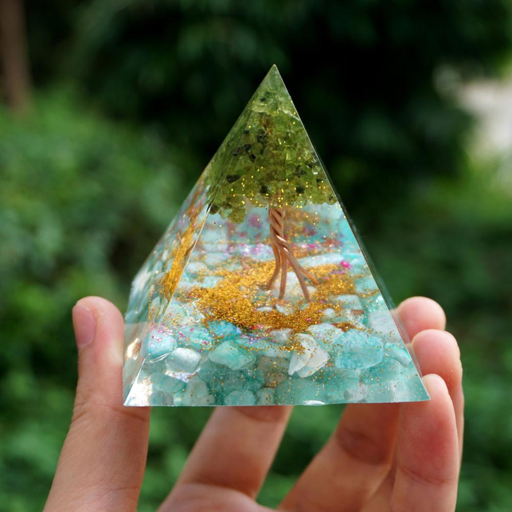 Pyramide en orgonite avec péridot et arbre de vie