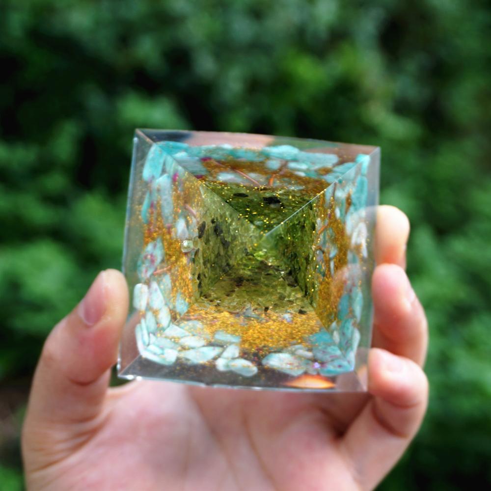 Pyramide en orgonite avec péridot et arbre de vie