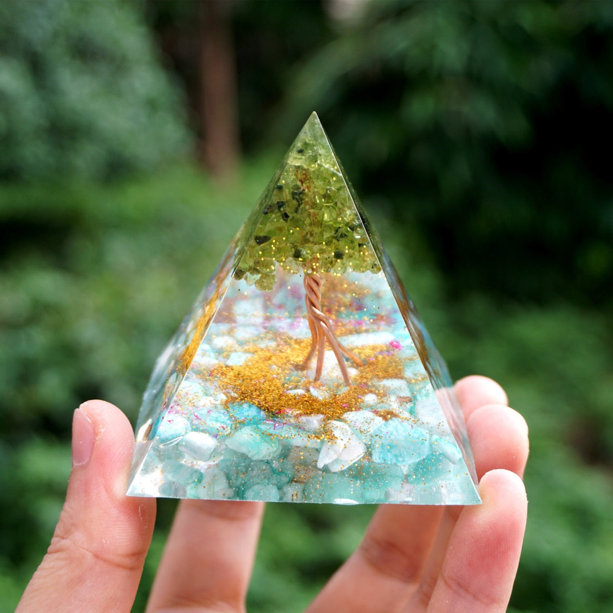 Pyramide en orgonite avec péridot et arbre de vie